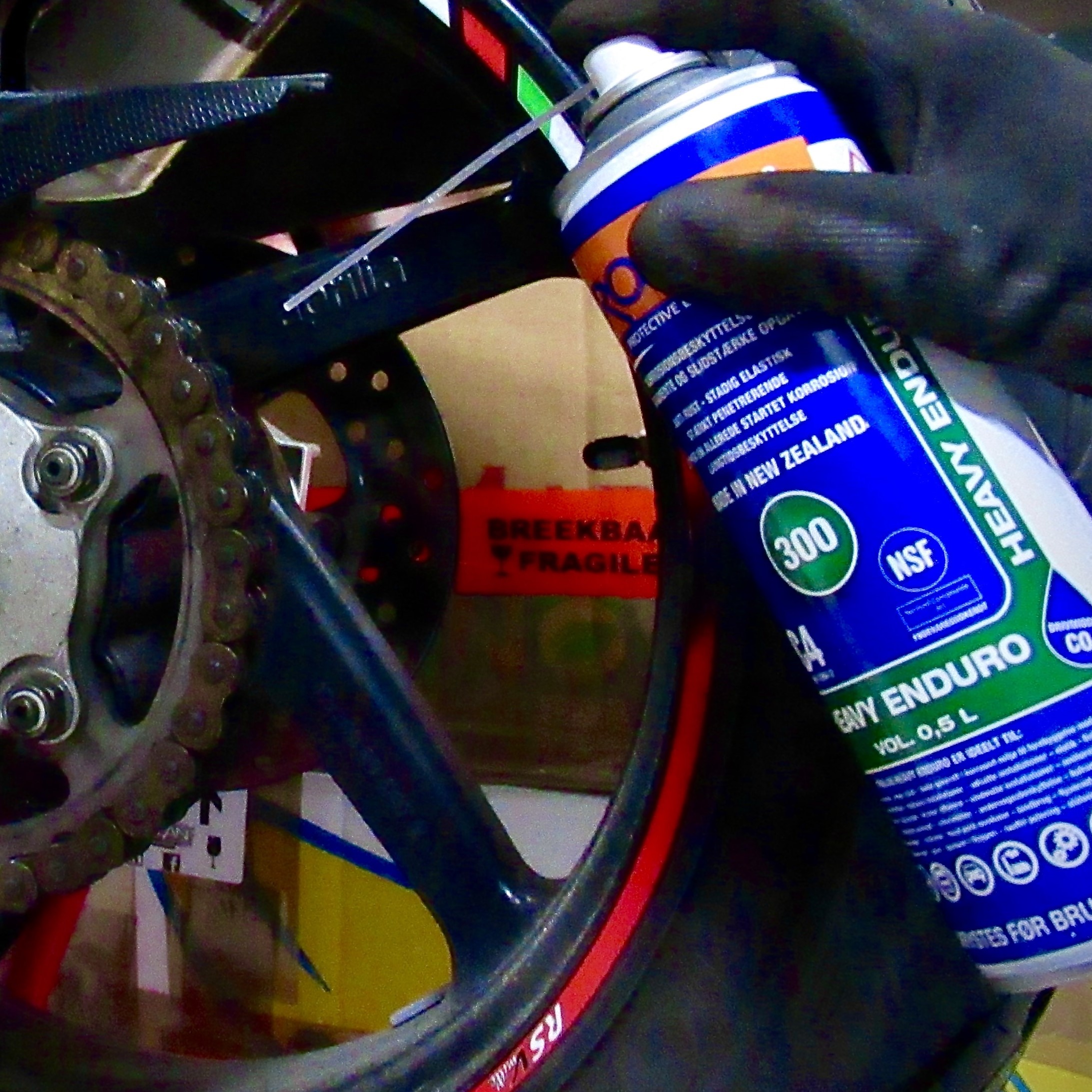Motorfietsketting smeren met Prolan door www.ezylan.nl